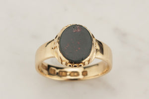 ANTIQUE VICTORIAN 1865 BLOODSTONE SIGNET RING ON 18ct YELLOW GOLD