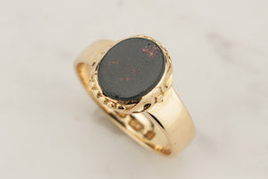 ANTIQUE VICTORIAN 1865 BLOODSTONE SIGNET RING ON 18ct YELLOW GOLD