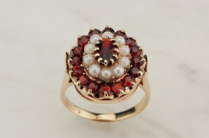 VINTAGE MID CENTURY GARNET & SEED PEARL RING ON 9ct YELLOW GOLD