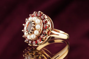 VINTAGE MID CENTURY GARNET & SEED PEARL RING ON 9ct YELLOW GOLD