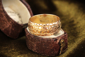 ANTIQUE EDWARDIAN 1904 ETCHED BAND 9ct GOLD