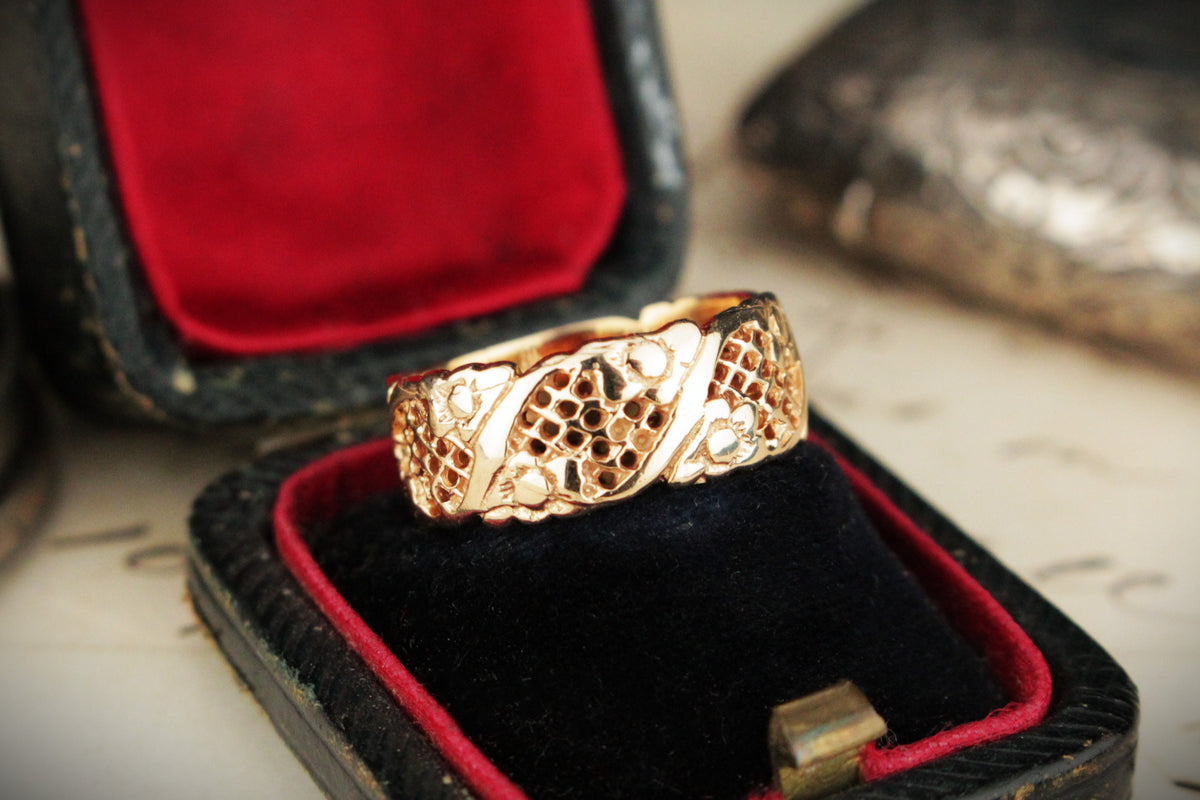 VINTAGE ESTATE ETCHED &amp; PEIRCED 7.65mm BAND 9ct GOLD
