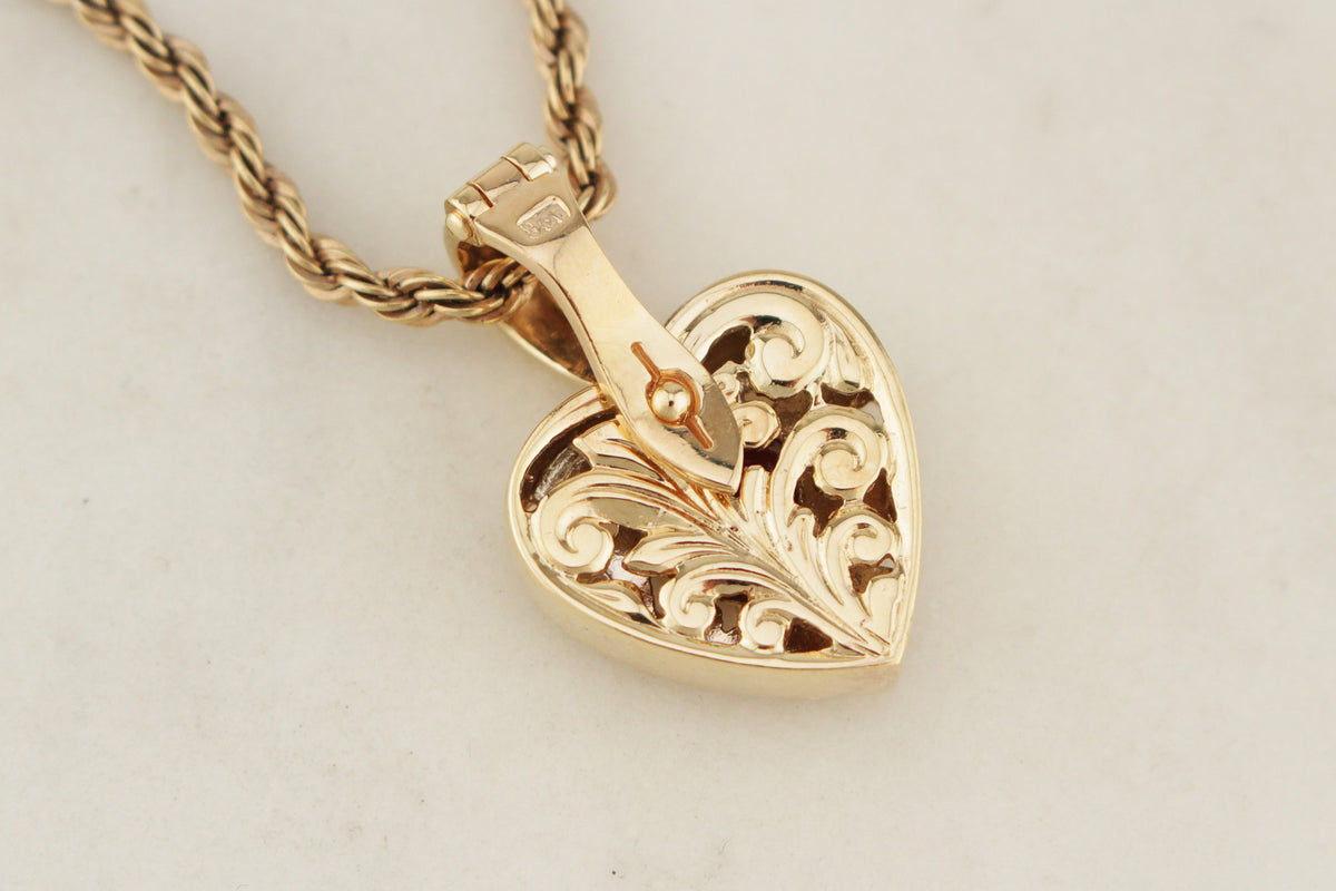 VINTAGE ANTIQUE STYLE GARNET FILIGREE HEART ENHANCER 9ct GOLD