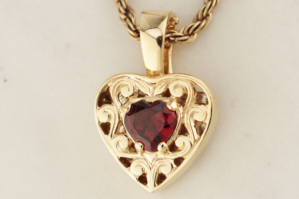 VINTAGE ANTIQUE STYLE GARNET FILIGREE HEART ENHANCER 9ct GOLD