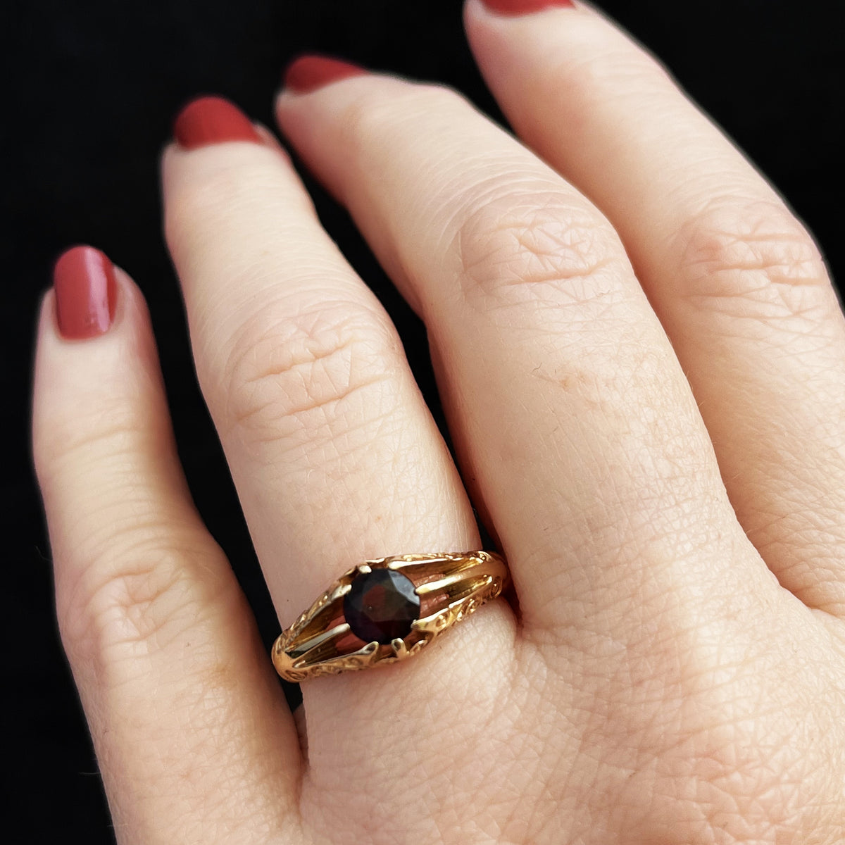 RETRO 1979 GARNET RING 9ct GOLD