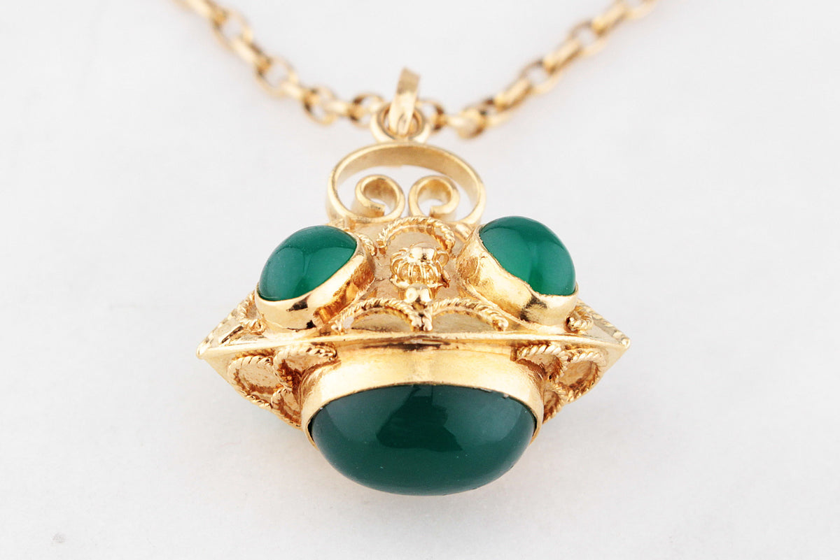 ANTIQUE VICTORIAN CHALCEDONY PENDANT 18ct GOLD