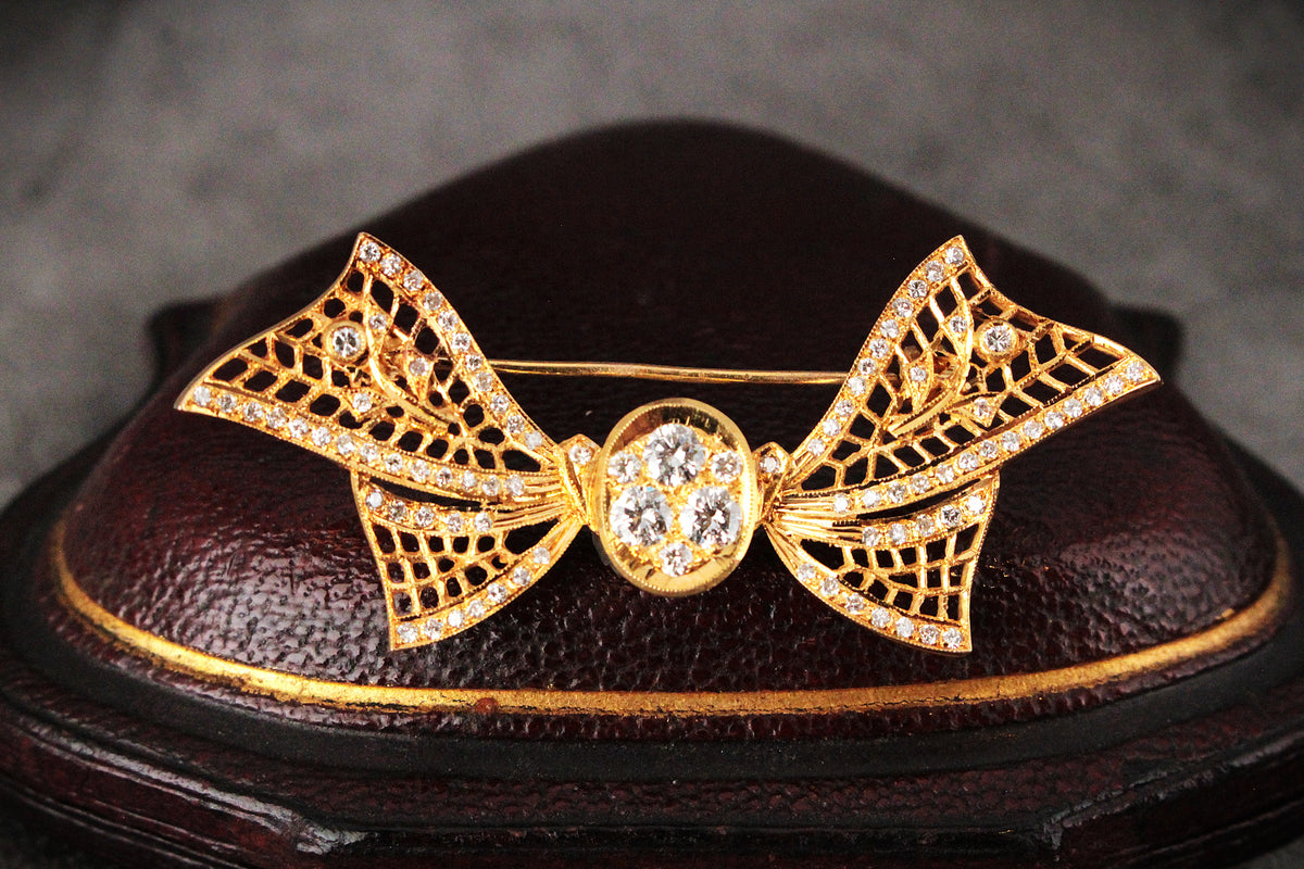 VINTAGE c1940’s .79ct DIAMOND BOW BROOCH 18ct GOLD