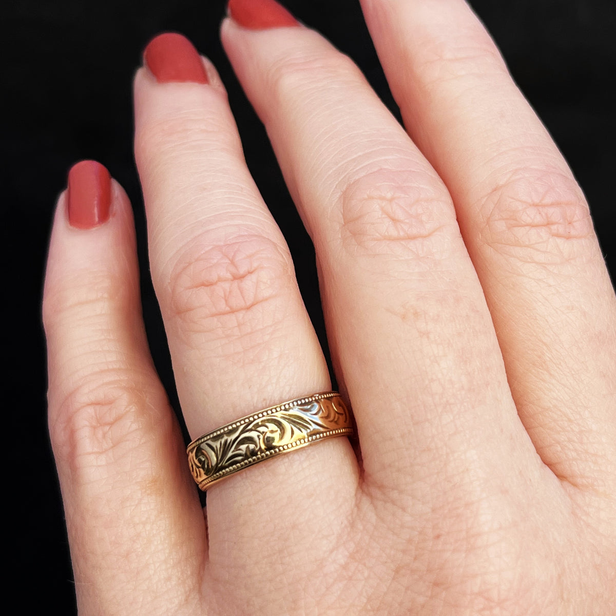 VINTAGE ETCHED BAND 9CT GOLD