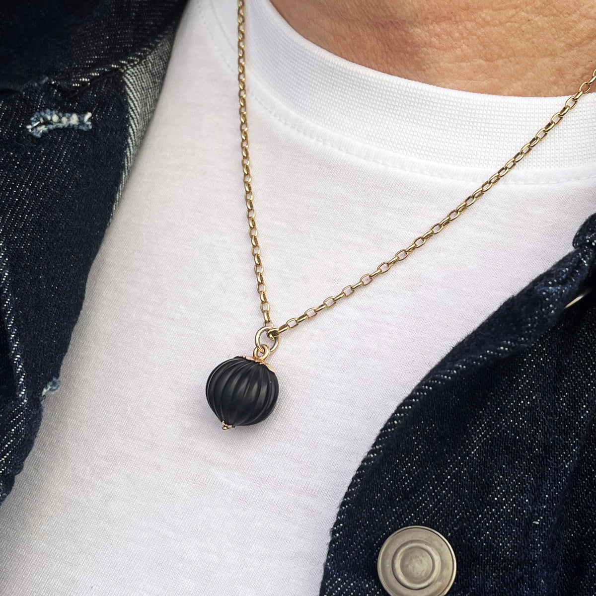 ANTIQUE VICTORIAN CARVED NUT PENDANT 9ct GOLD