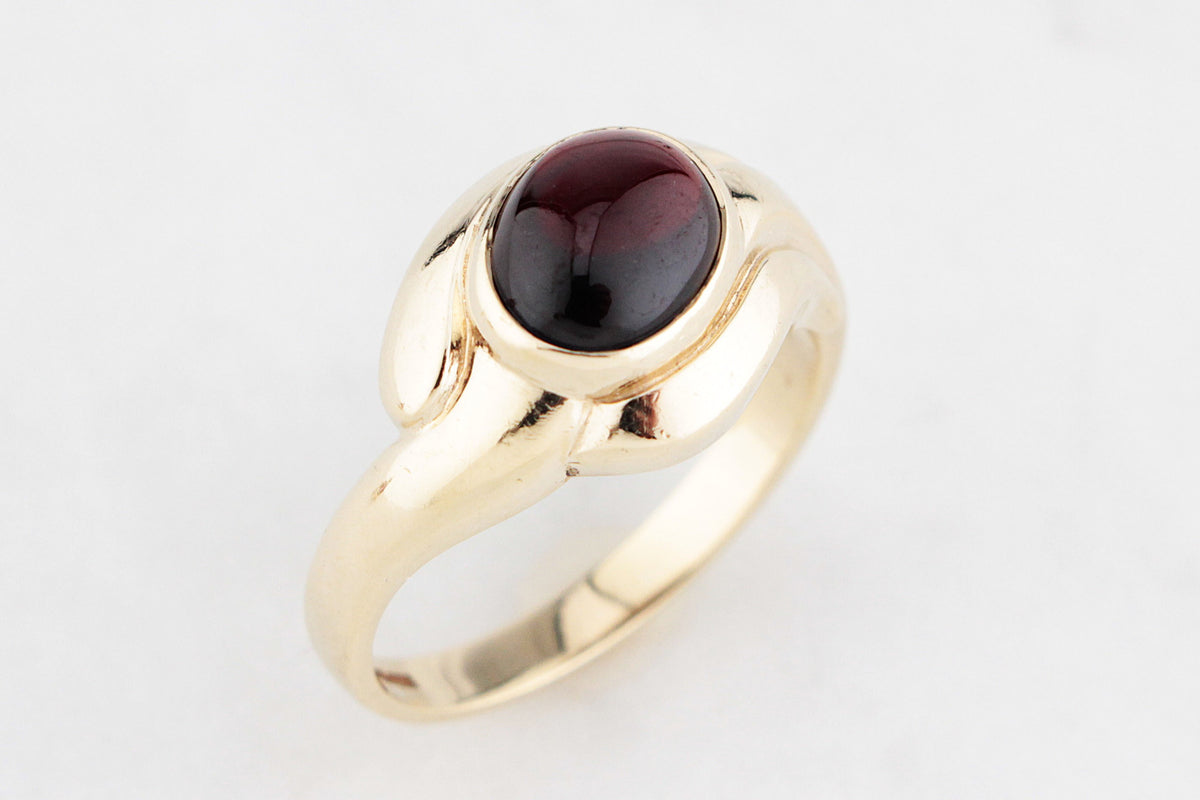 VINTAGE MID-CENTURY CABOCHON GARNET RING 9ct GOLD