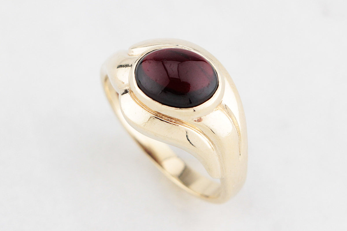 VINTAGE MID-CENTURY CABOCHON GARNET RING 9ct GOLD