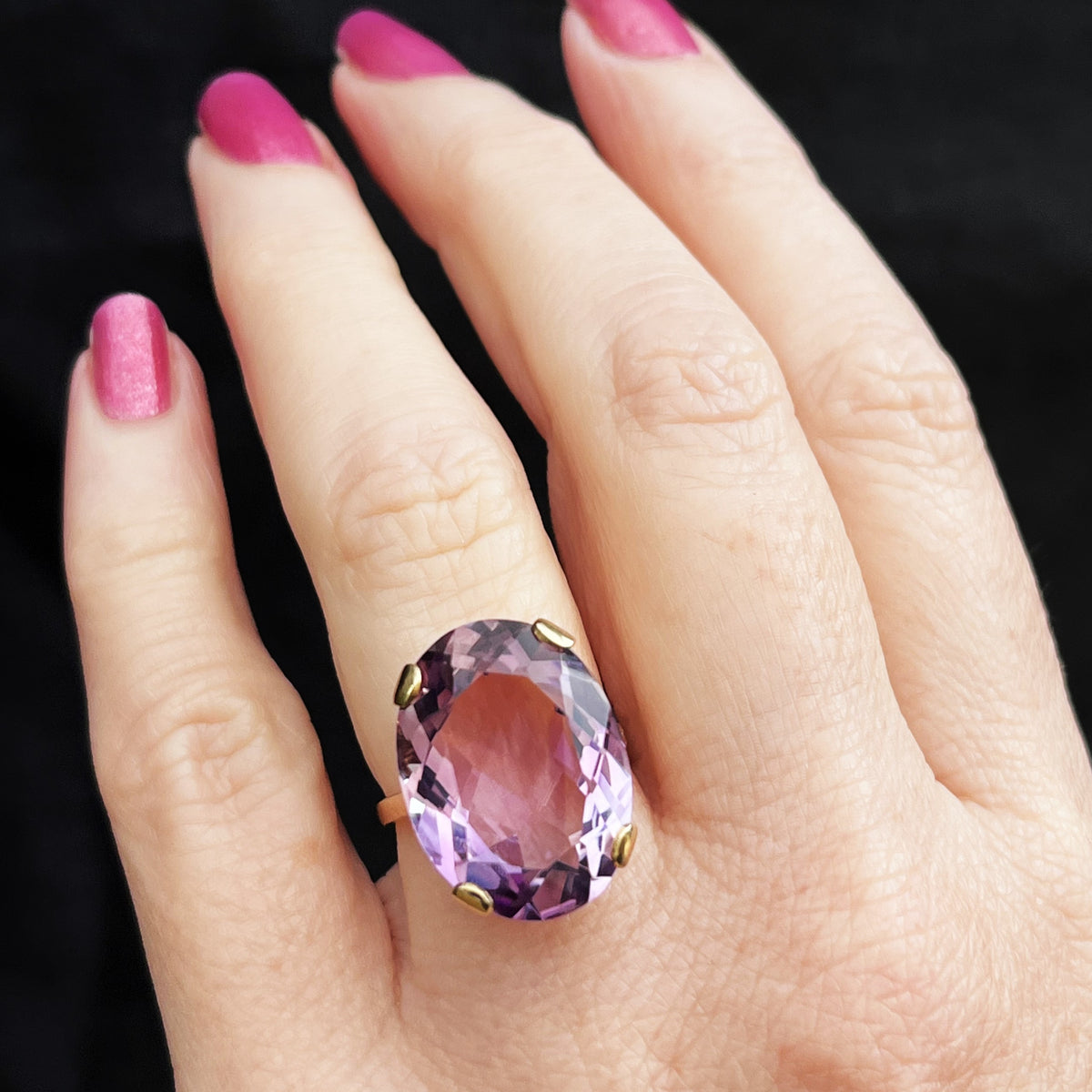 MID-CENTURY 1972 14.0ct AMETHYST COCKTAIL RING