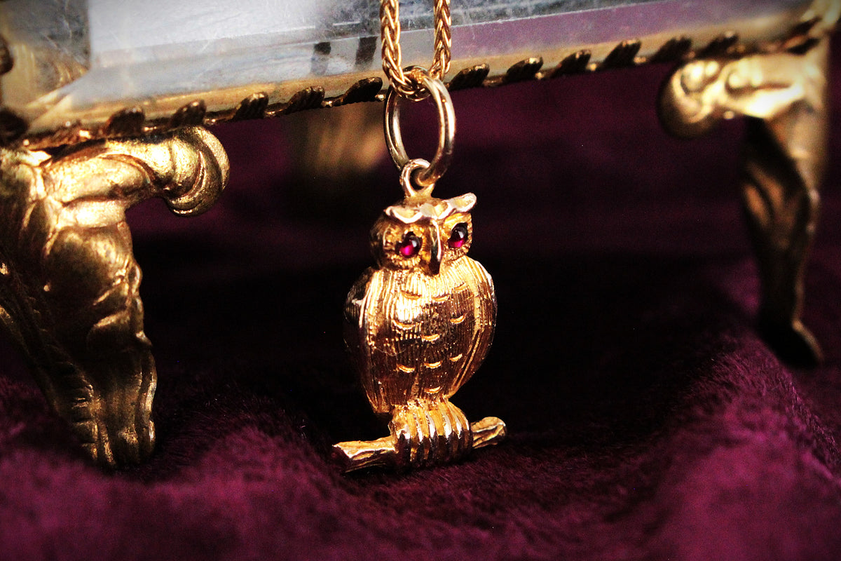 VINTAGE ETCHED GARNET OWL PENDANT 9ct GOLD