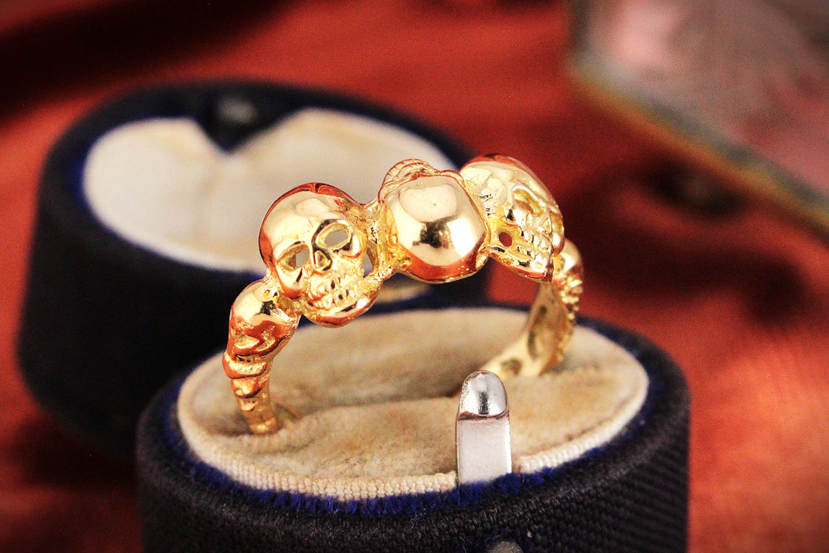 CONTEMPORARY 18ct GOLD TRIPLE SKULL RING