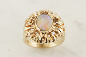 VINTAGE MID CENTURY c1960 SOLID JELLY OPAL RING ON 9ct YELLOW GOLD