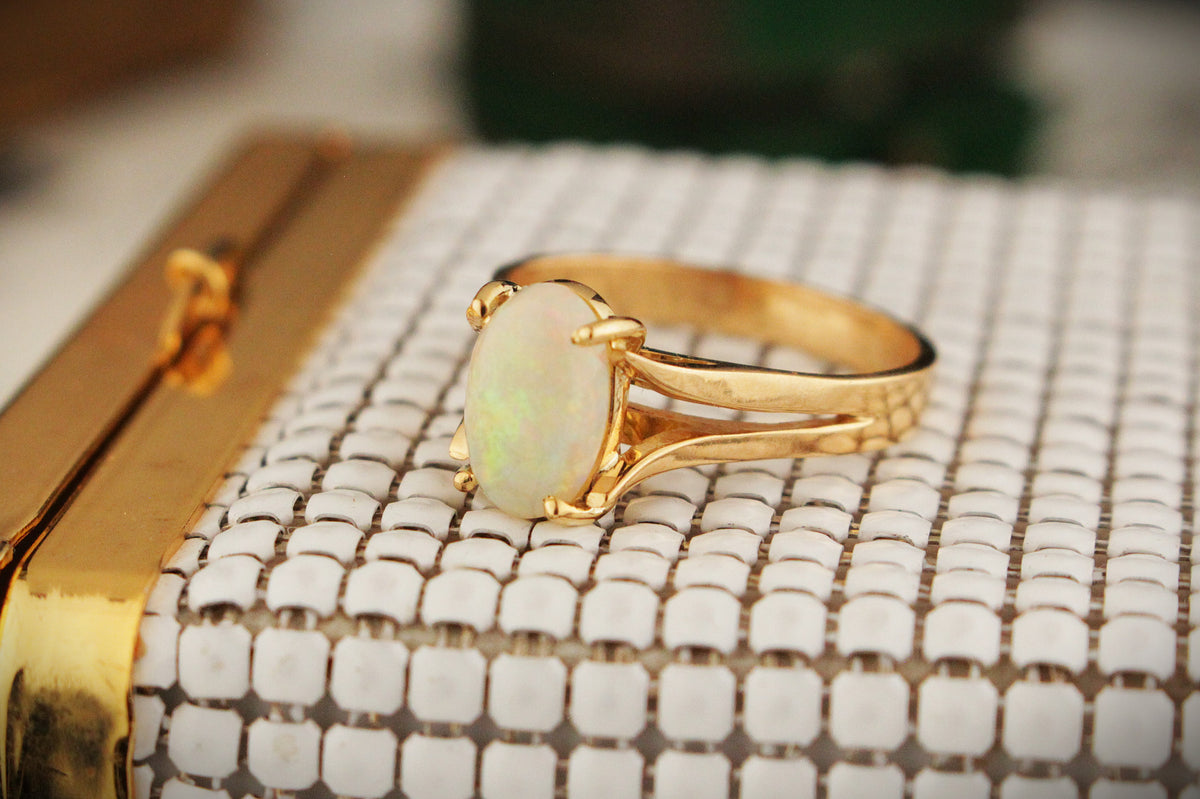 VINTAGE c1970 SOLID OPAL RING 18ct GOLD
