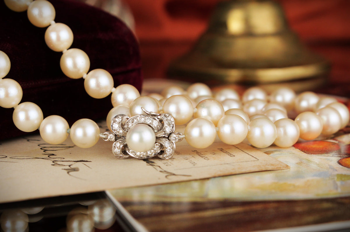 VINTAGE c1930 SINGLE STRAND AKOYA PEARL STRAND WITH .35ct DIAMOND CLASP ON 14ct WHITE GOLD