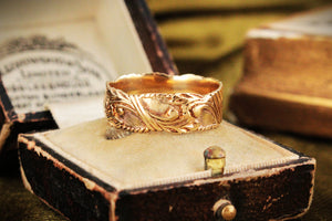 VINTAGE ETCHED BAND RING 9ct GOLD