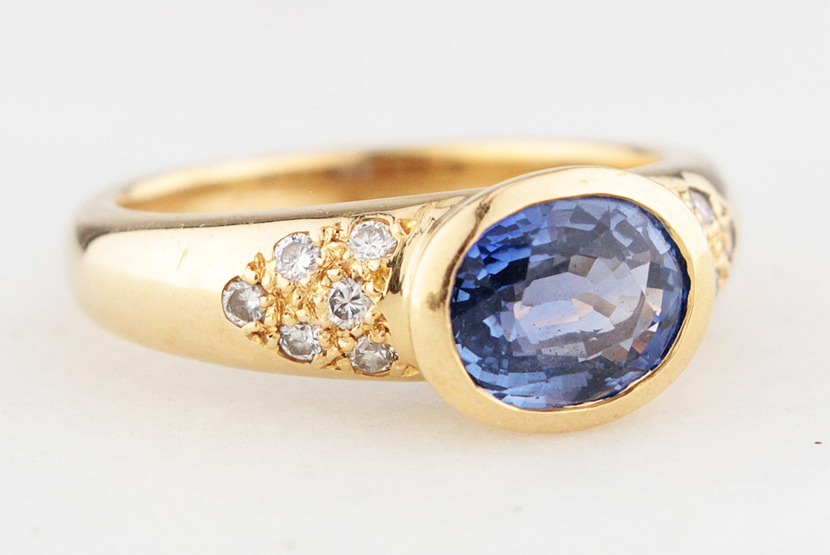 VINTAGE 2ct CEYLON SAPPHIRE AND DIAMOND RING 18ct GOLD