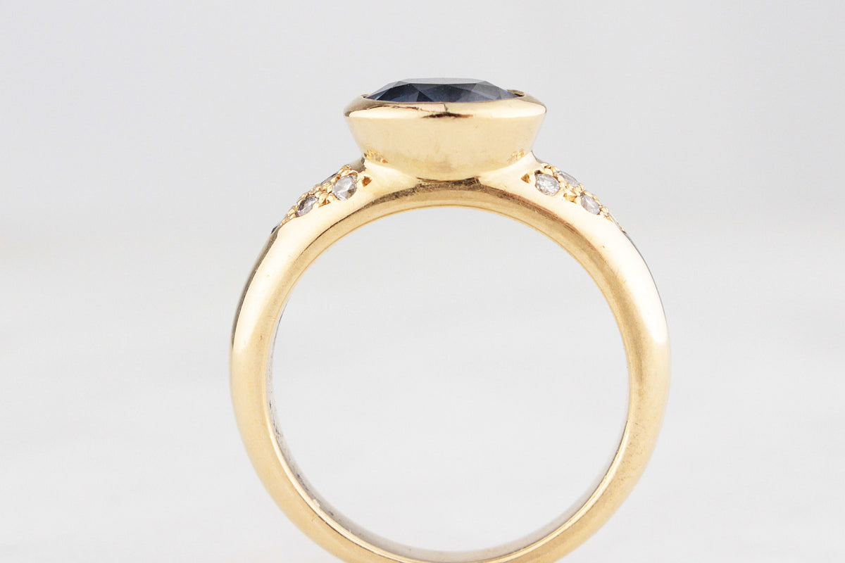 VINTAGE 2ct CEYLON SAPPHIRE AND DIAMOND RING 18ct GOLD
