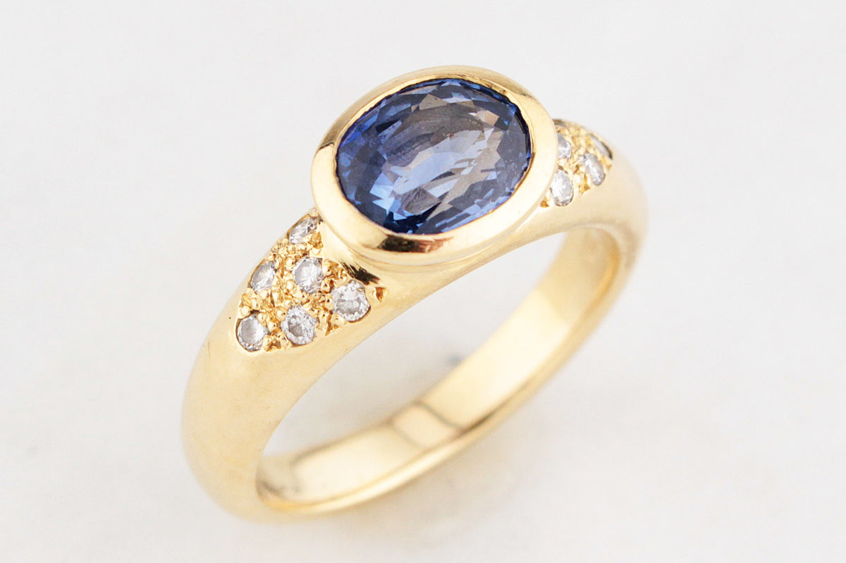 VINTAGE 2ct CEYLON SAPPHIRE AND DIAMOND RING 18ct GOLD