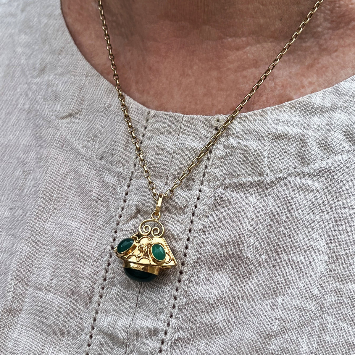 ANTIQUE VICTORIAN CHALCEDONY PENDANT 18ct GOLD