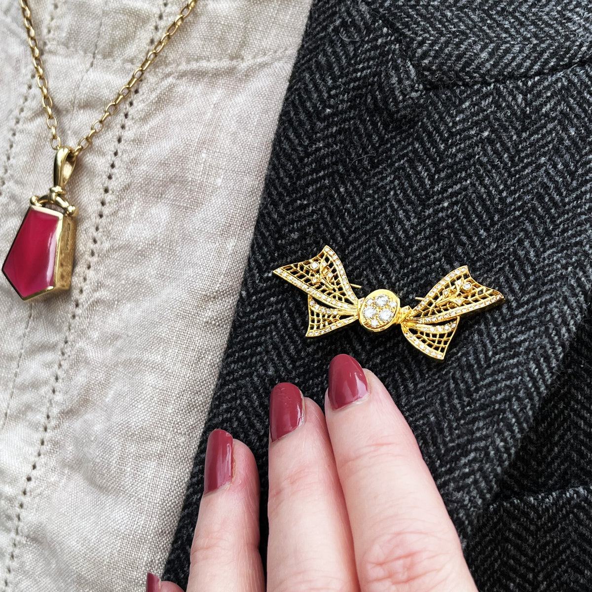 VINTAGE c1940’s .79ct DIAMOND BOW BROOCH 18ct GOLD