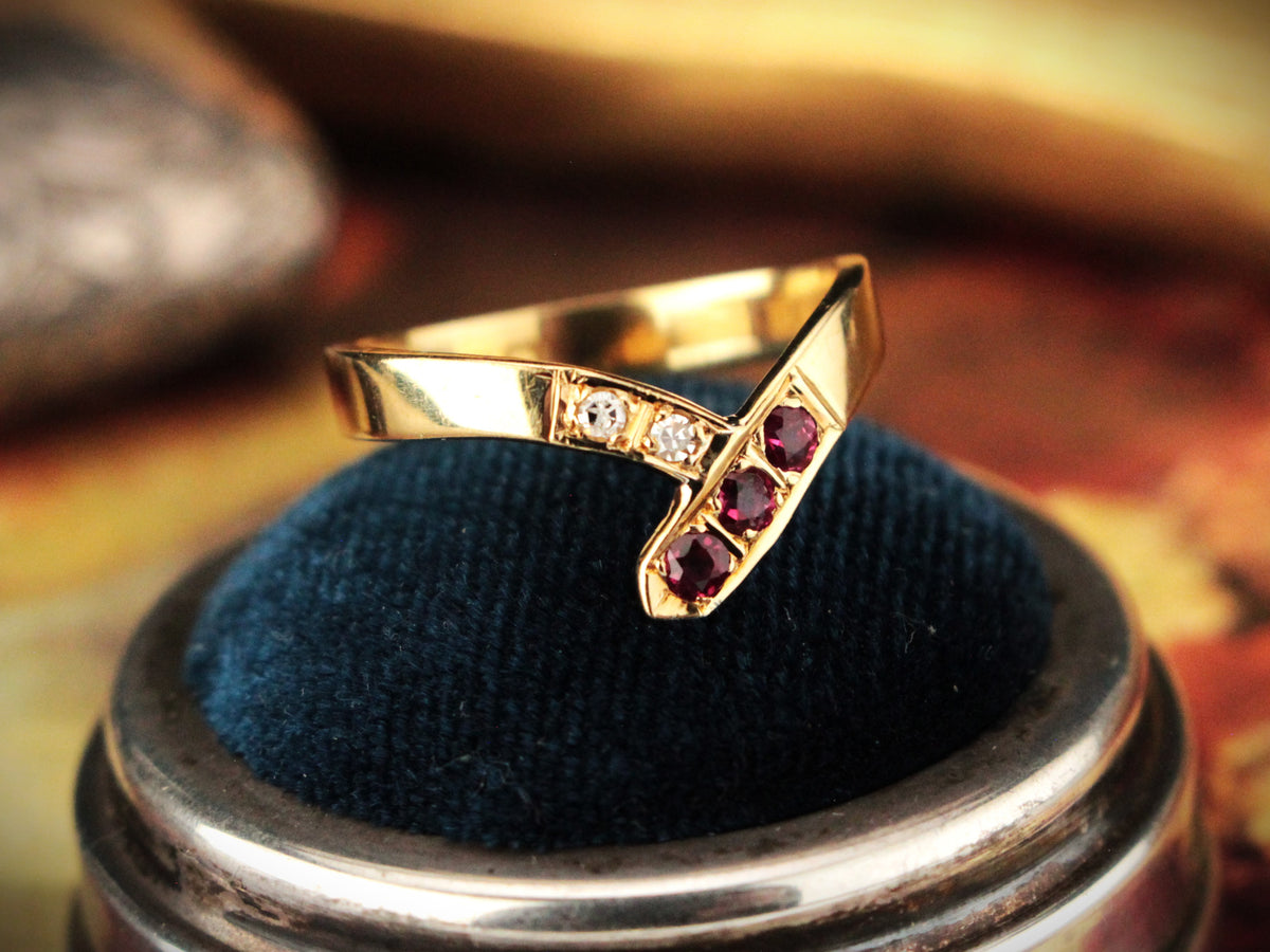 VINTAGE RUBY &amp; DIAMOND CHEVRON BAND 18ct GOLD