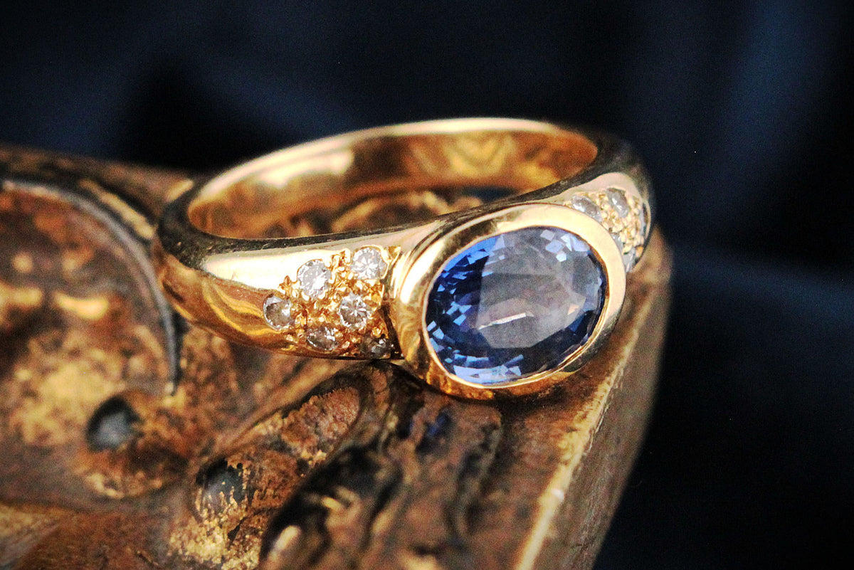 VINTAGE 2ct CEYLON SAPPHIRE AND DIAMOND RING 18ct GOLD
