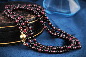 BESPOKE GARNET & ONYX NECKLACE 9ct GOLD