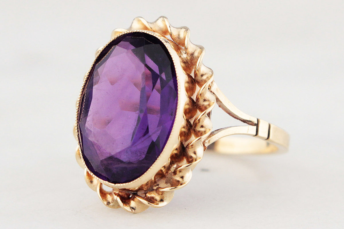 MID-CENTURY 5.50ct AMETHYST RING 9ct GOLD