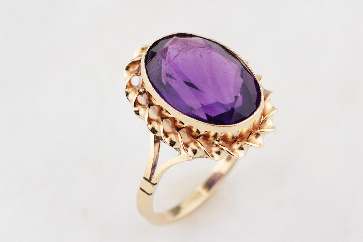 MID-CENTURY 5.50ct AMETHYST RING 9ct GOLD