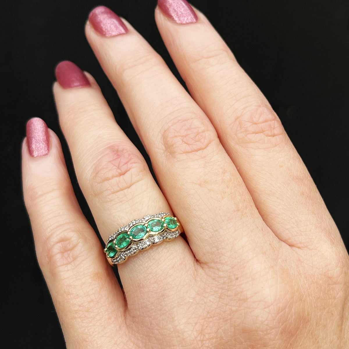 MODERN EMERALD &amp; DIMAOND RING 9ct  GOLD
