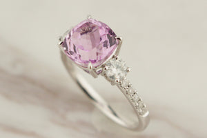 CONTEMPORARY 2.78ct KUNZITE & DIAMOND RING ON 14ct WHITE GOLD