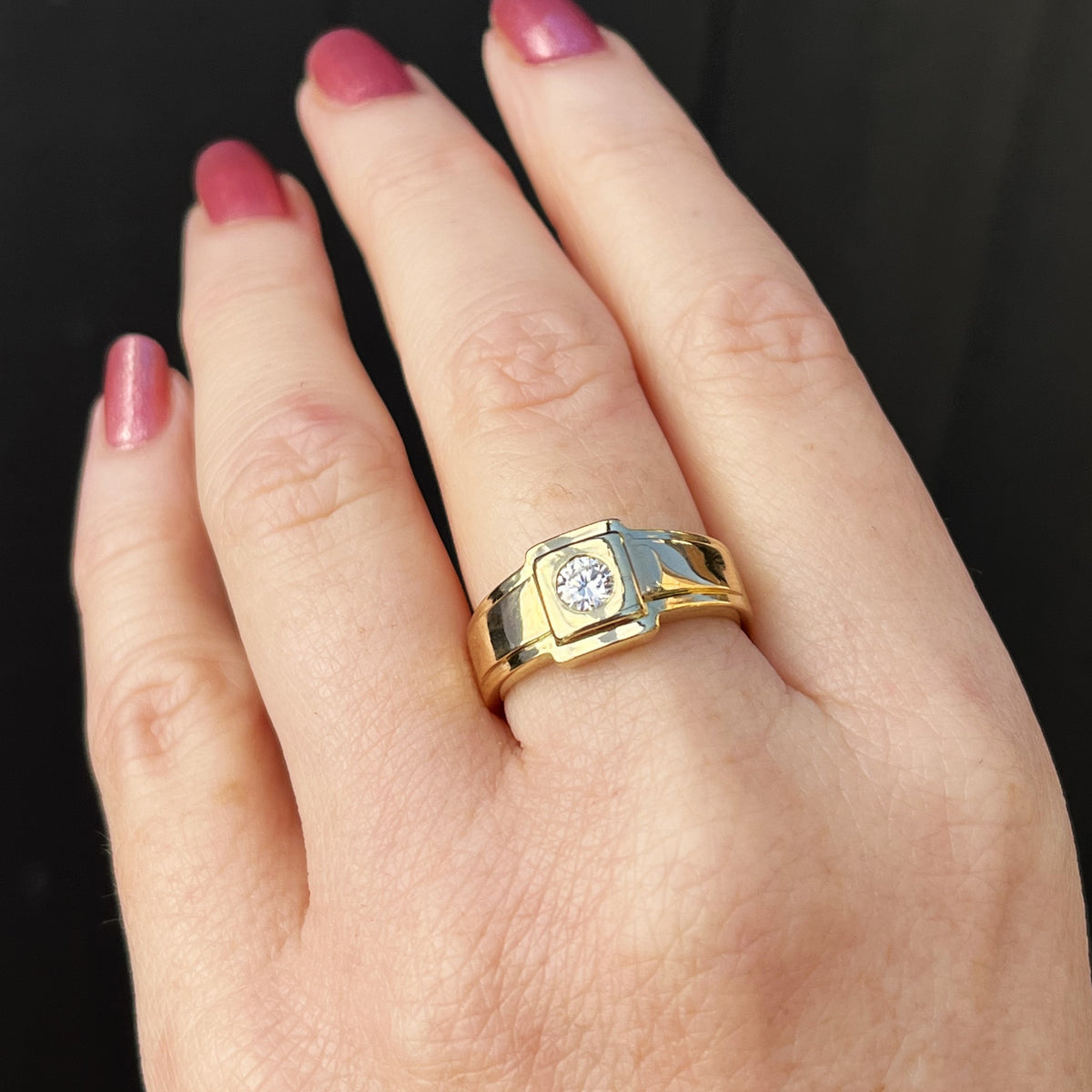 CONTEMPORARY DIAMOND SIGNET RING 18ct GOLD