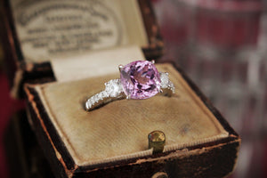 CONTEMPORARY 2.78ct KUNZITE & DIAMOND RING ON 14ct WHITE GOLD