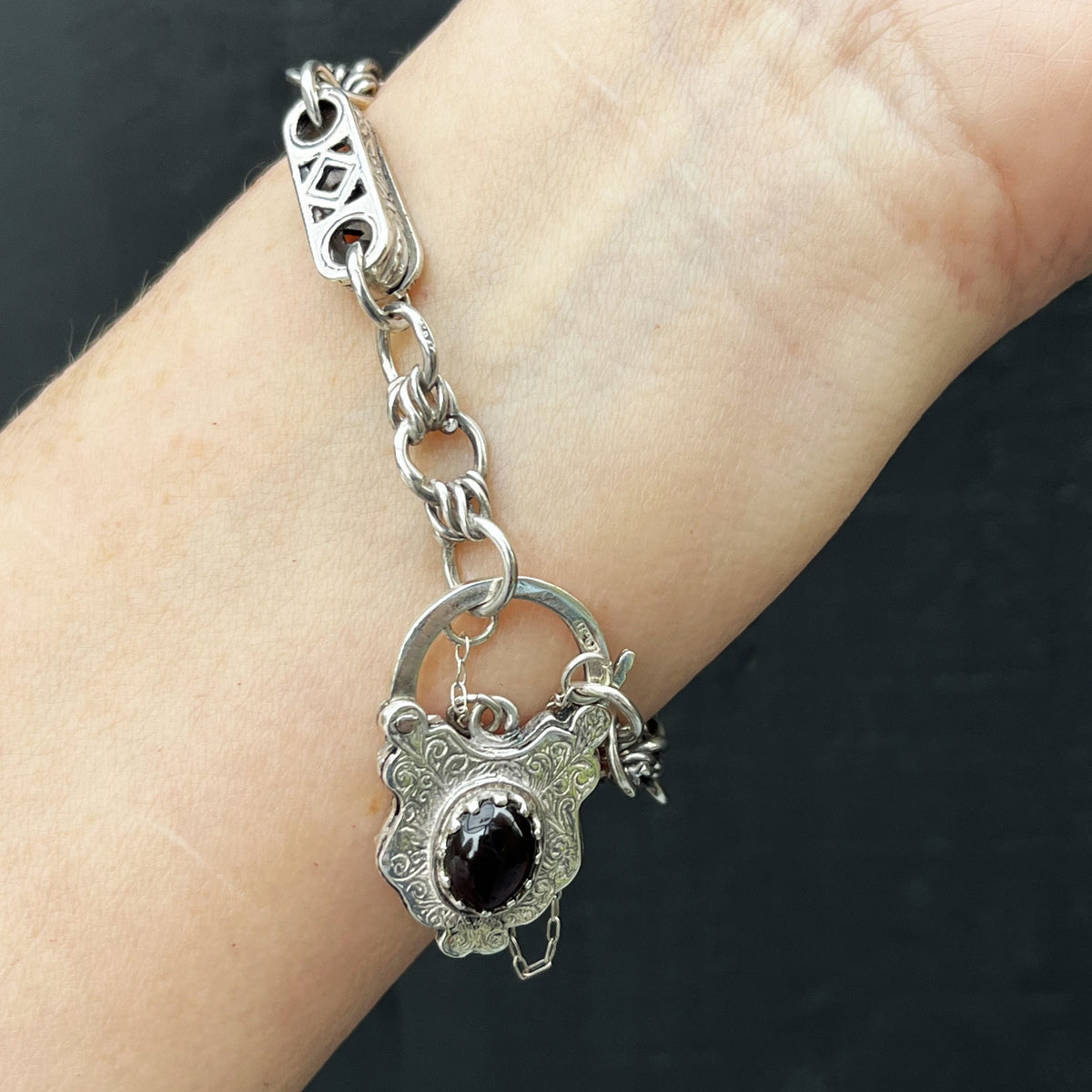 ANTIQUE VICTORIAN c1850 GARNET &amp; STERLING SILVER BRACELET