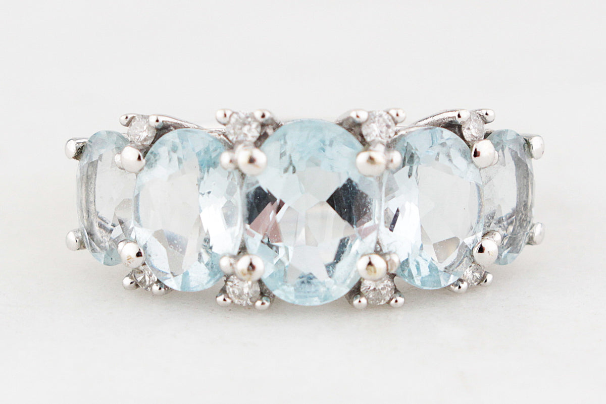 MODERN AQUAMARINE & DIAMOND RING 9ct GOLD