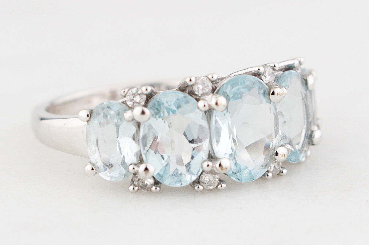 MODERN AQUAMARINE & DIAMOND RING 9ct GOLD