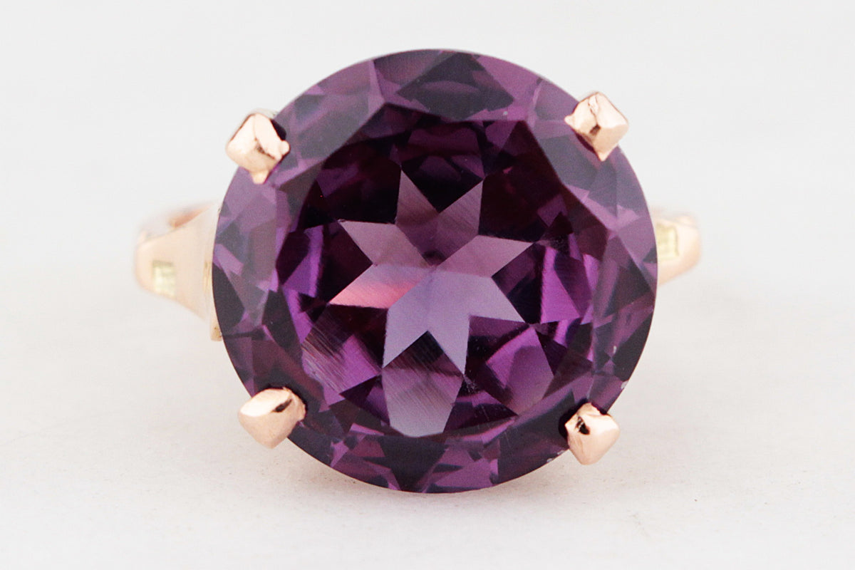 VINTAGE C1940/50 SYNTHETIC COLOUR CHANGE SAPPHIRE 9ct GOLD