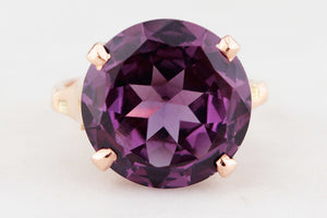 VINTAGE C1940/50 SYNTHETIC COLOUR CHANGE SAPPHIRE 9ct GOLD