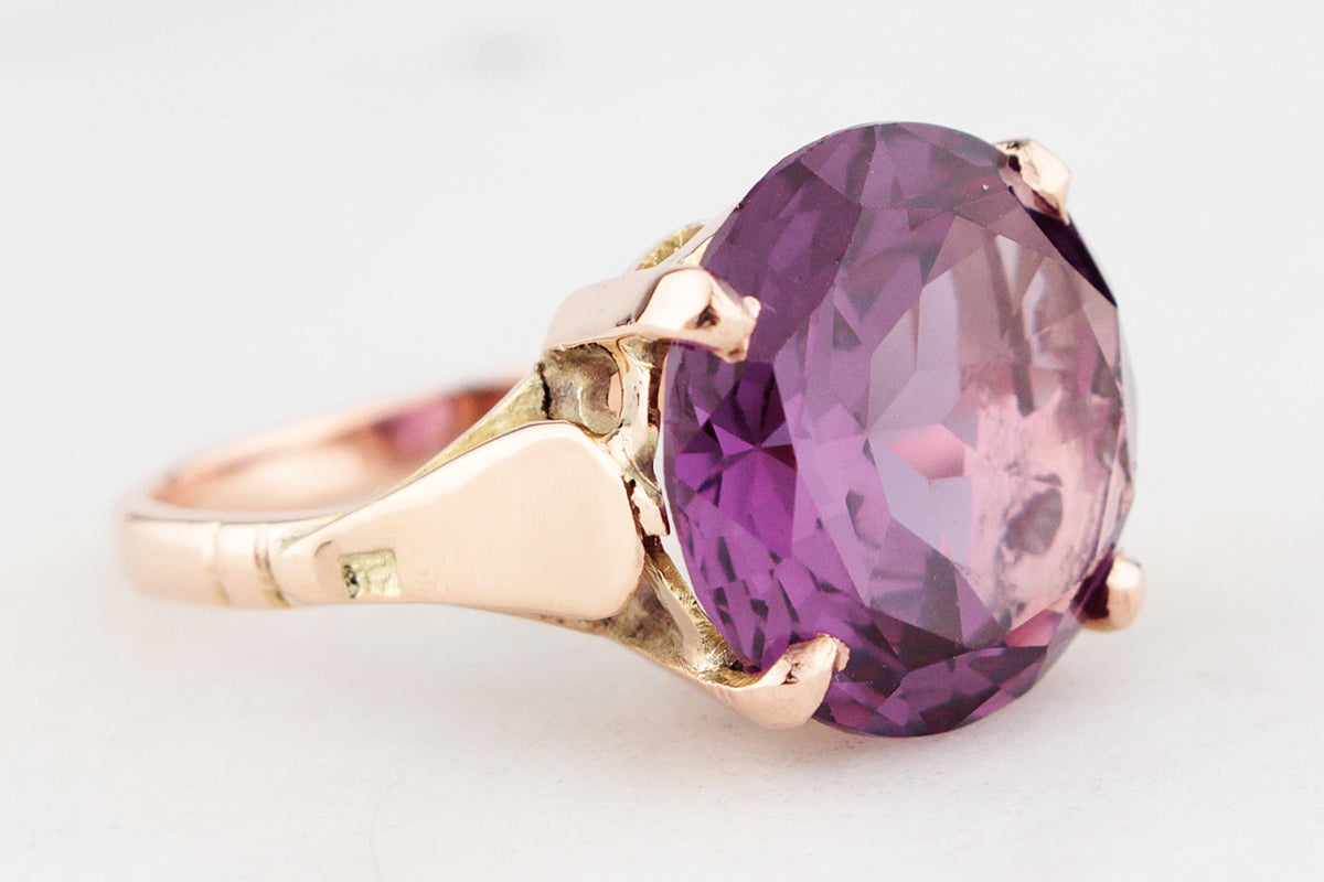 VINTAGE C1940/50 SYNTHETIC COLOUR CHANGE SAPPHIRE 9ct GOLD