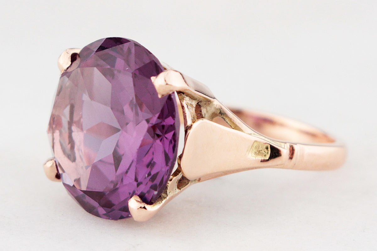 VINTAGE C1940/50 SYNTHETIC COLOUR CHANGE SAPPHIRE 9ct GOLD