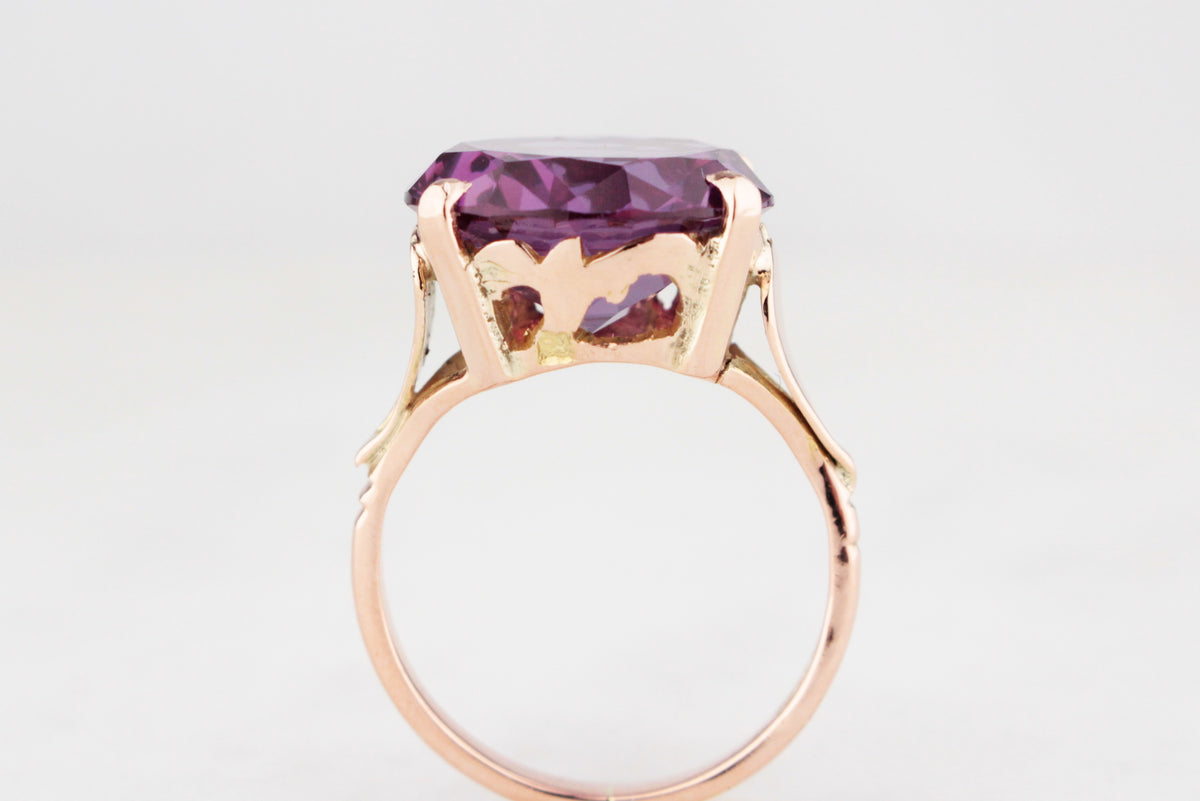 VINTAGE C1940/50 SYNTHETIC COLOUR CHANGE SAPPHIRE 9ct GOLD