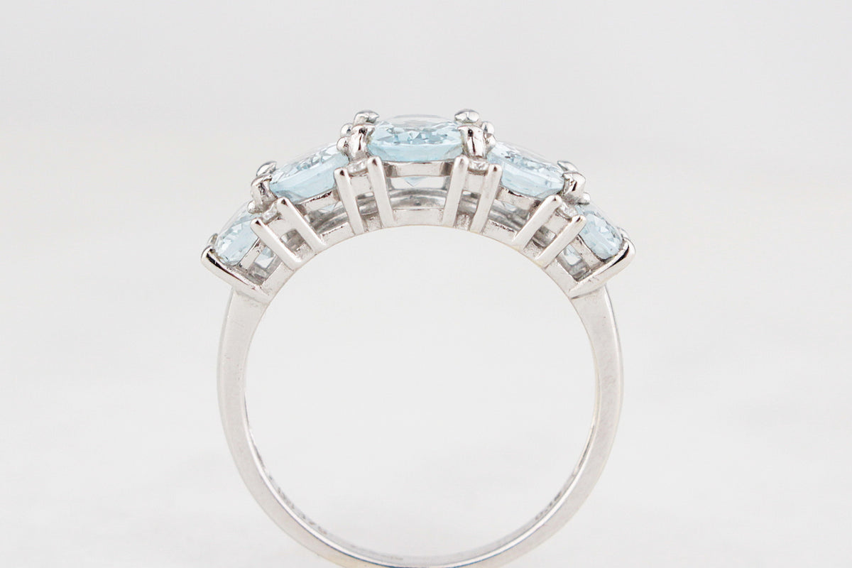 MODERN AQUAMARINE & DIAMOND RING 9ct GOLD