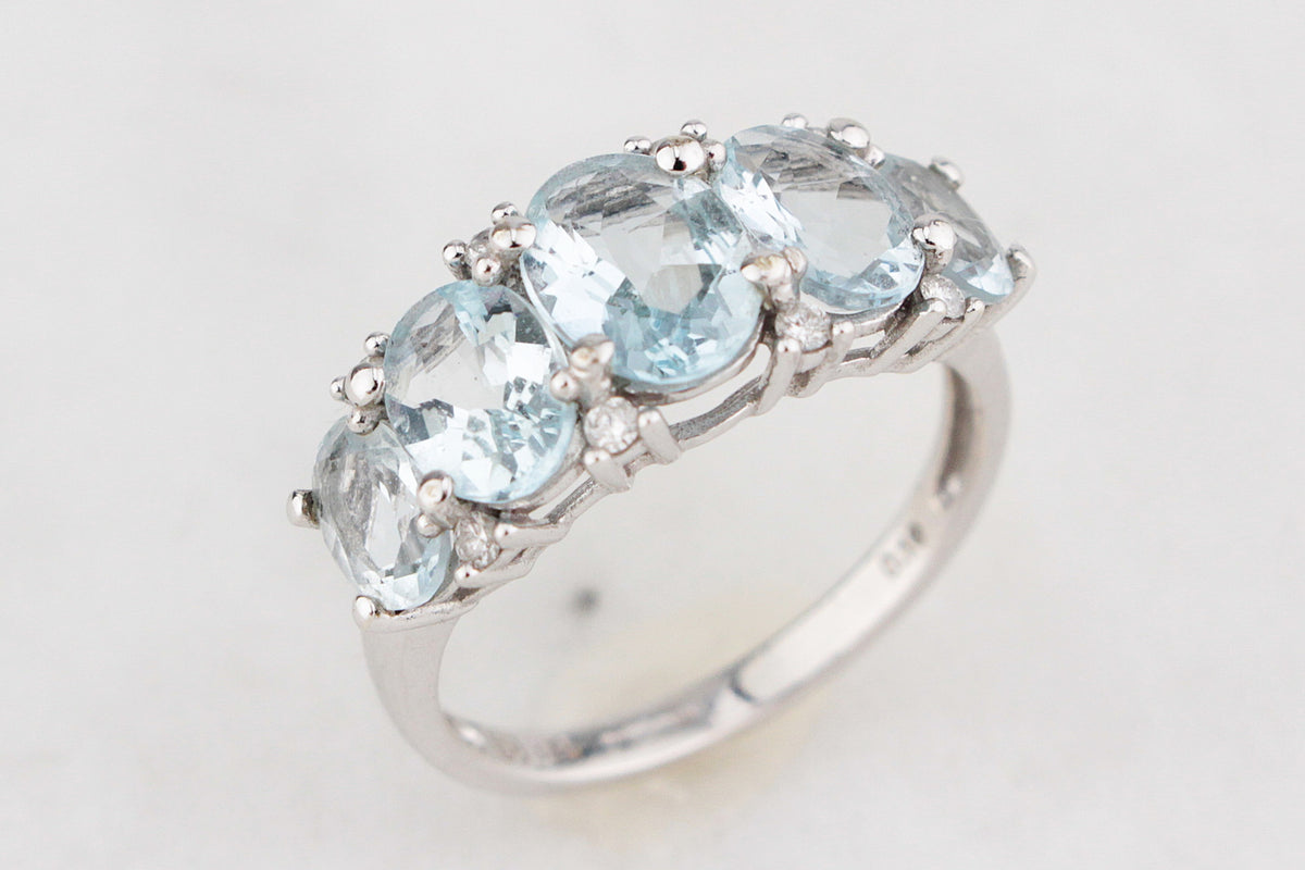 MODERN AQUAMARINE & DIAMOND RING 9ct GOLD