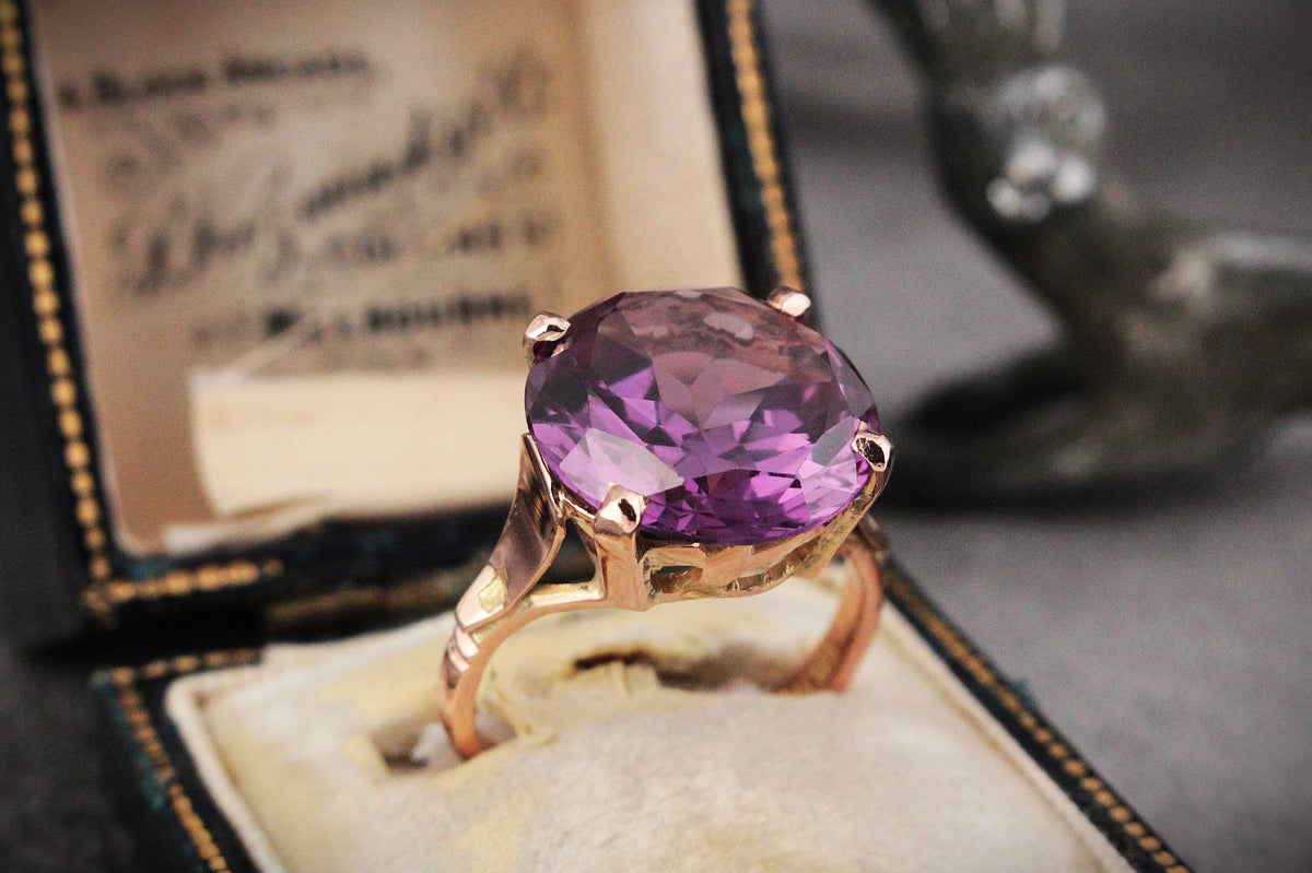 VINTAGE C1940/50 SYNTHETIC COLOUR CHANGE SAPPHIRE 9ct GOLD