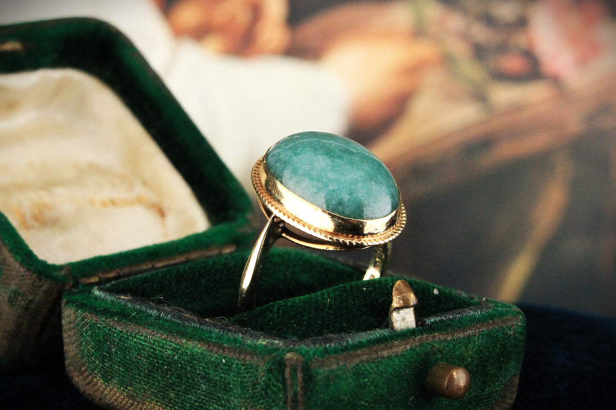 MID-CENTURY JADE RING 9ct GOLD