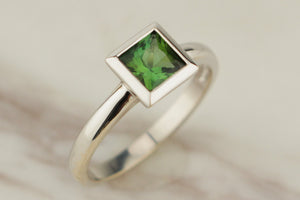 CONTEMPORARY DESIGNER c1990 GREEN TOURMALINE RING 9ct WHITE GOLD