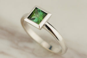 CONTEMPORARY DESIGNER c1990 GREEN TOURMALINE RING 9ct WHITE GOLD